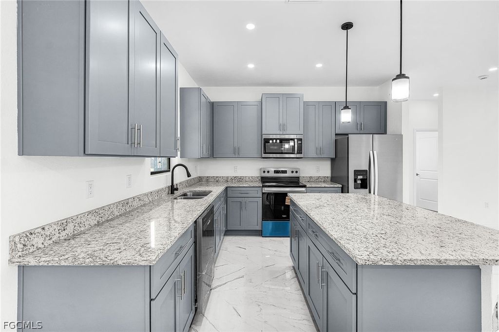 Image 6 of property listing at 614 NW 9th ST, Cape Coral, FL 33993