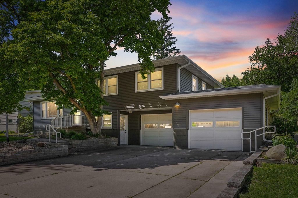 1029 W 13 Street, Cedar Falls, IA 50613