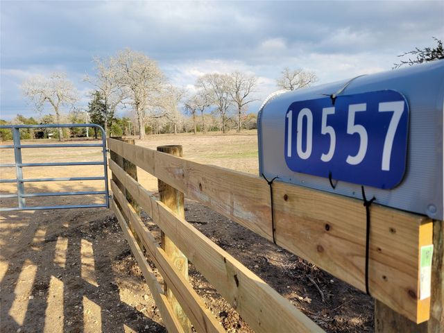 10557 Roy Road, Flatonia, TX 78941