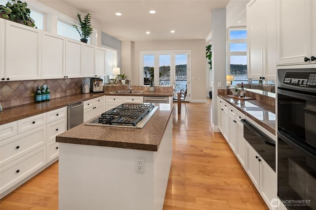 2010 W Lake Sammamish Parkway SE, Bellevue, WA 98008