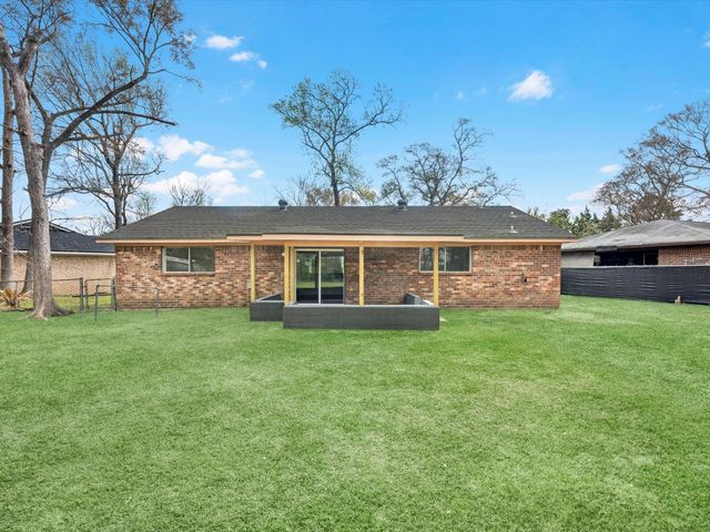 230 W Willwood Drive, Willis, TX 77378