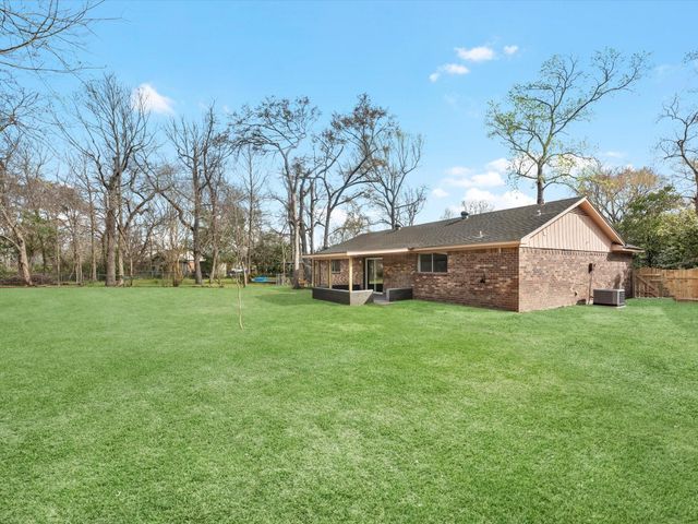 230 W Willwood Drive, Willis, TX 77378