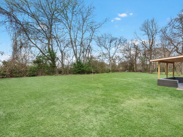 230 W Willwood Drive, Willis, TX 77378