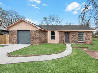 230 W Willwood Drive, Willis, TX 77378