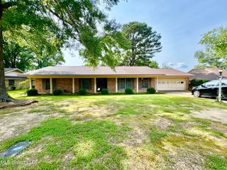 145 Swan Lake Drive, Jackson, MS 39212