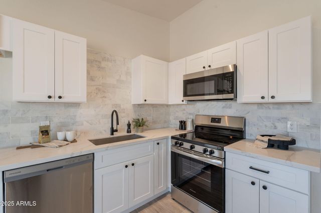 521 E WICKIEUP Lane, Phoenix, AZ 85024