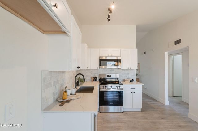 521 E WICKIEUP Lane, Phoenix, AZ 85024