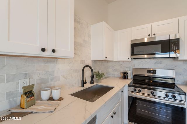 521 E WICKIEUP Lane, Phoenix, AZ 85024