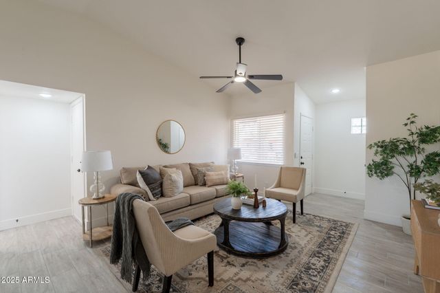 521 E WICKIEUP Lane, Phoenix, AZ 85024