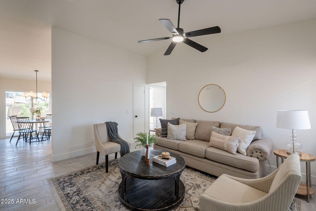 521 E WICKIEUP Lane, Phoenix, AZ 85024