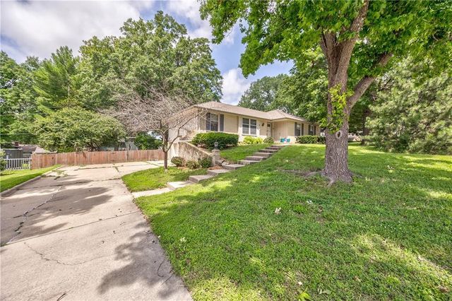 2504 S 14th Street, Leavenworth, KS 66048
