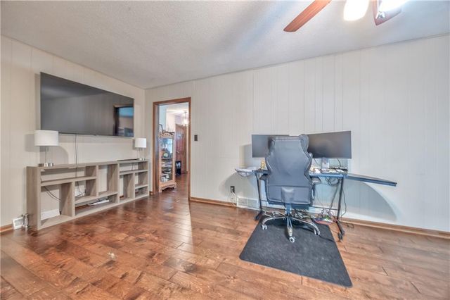 2504 S 14th Street, Leavenworth, KS 66048