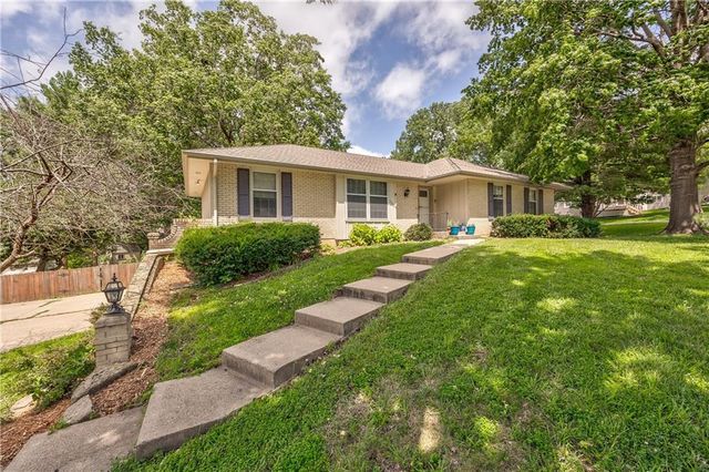 2504 S 14th Street, Leavenworth, KS 66048