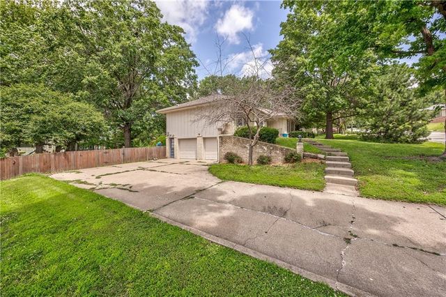 2504 S 14th Street, Leavenworth, KS 66048