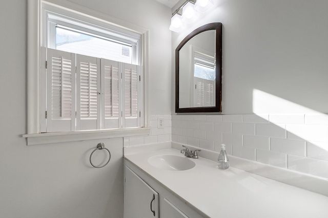 1026 S Fabrique Dr, Wichita, KS 67218