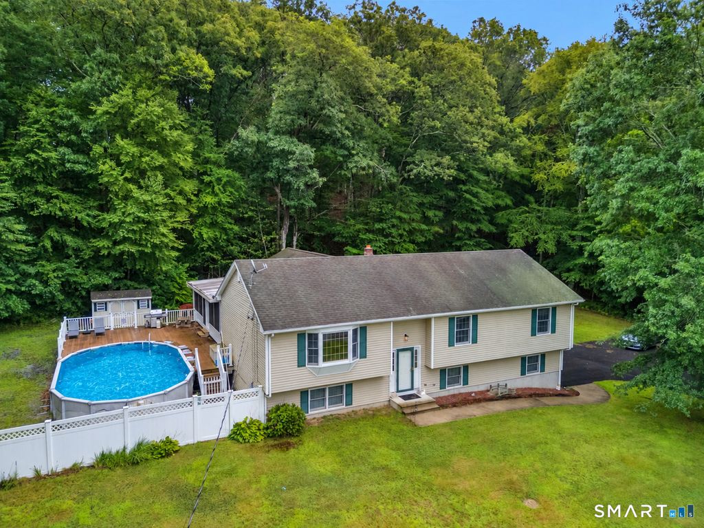 32 School House Road, Preston, CT 06365