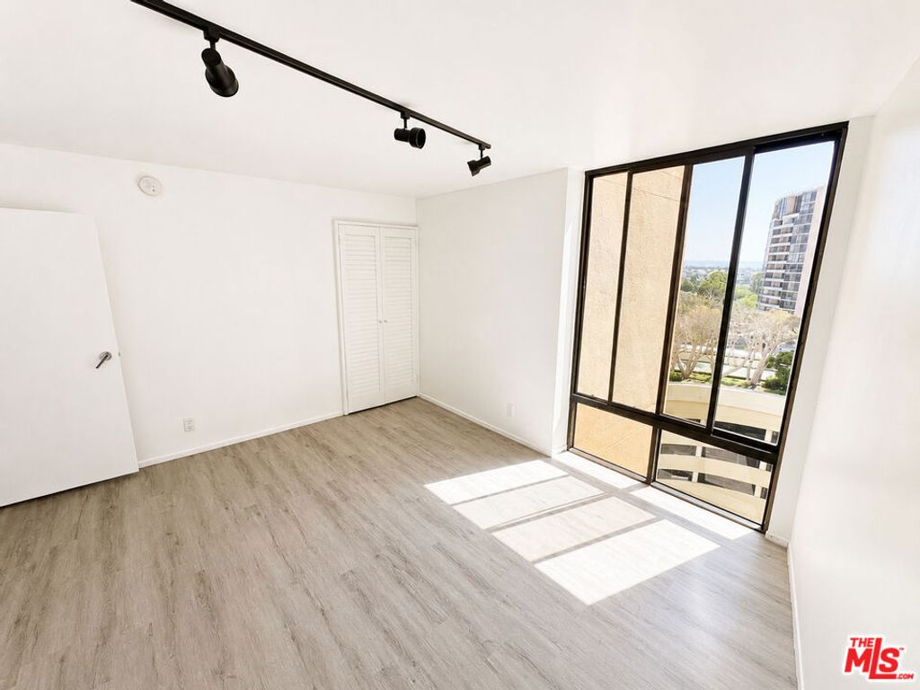 Image 12 of property listing at 4316 Marina City Drive 519, Marina Del Rey, CA 90292