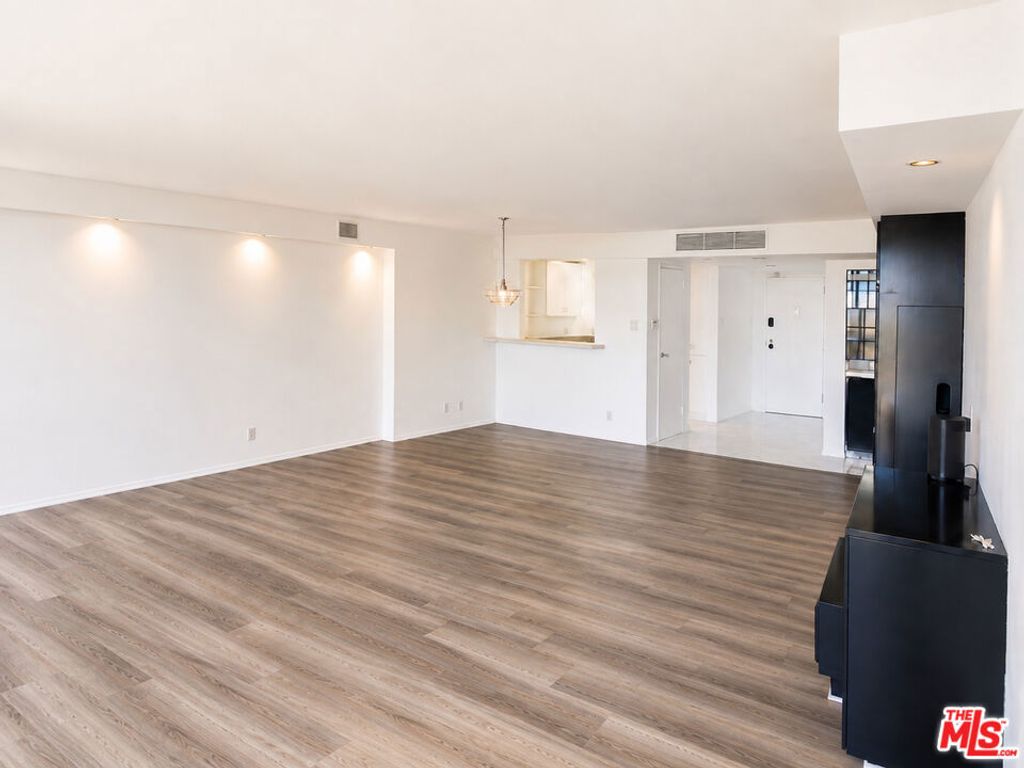 Image 5 of property listing at 4316 Marina City Drive 519, Marina Del Rey, CA 90292