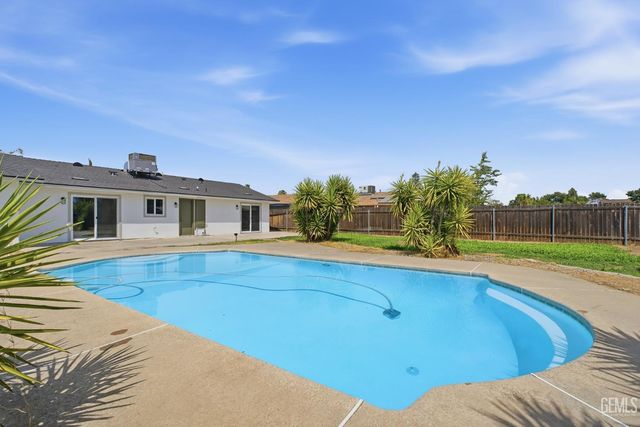 10609 Cave Avenue, Bakersfield, CA 93312