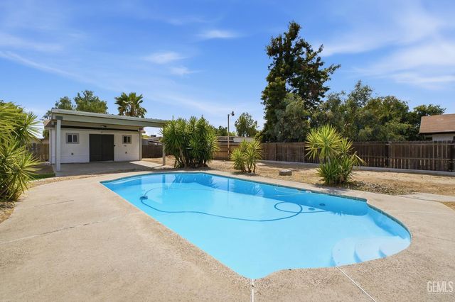 10609 Cave Avenue, Bakersfield, CA 93312