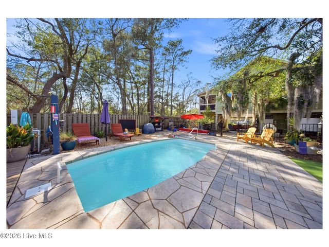 332 NE 40th Street, Oak Island, NC 28465
