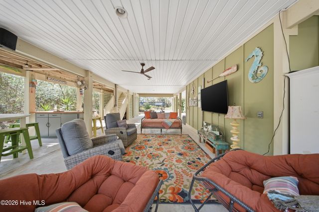 332 NE 40th Street, Oak Island, NC 28465