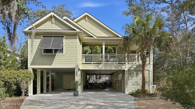 332 NE 40th Street, Oak Island, NC 28465