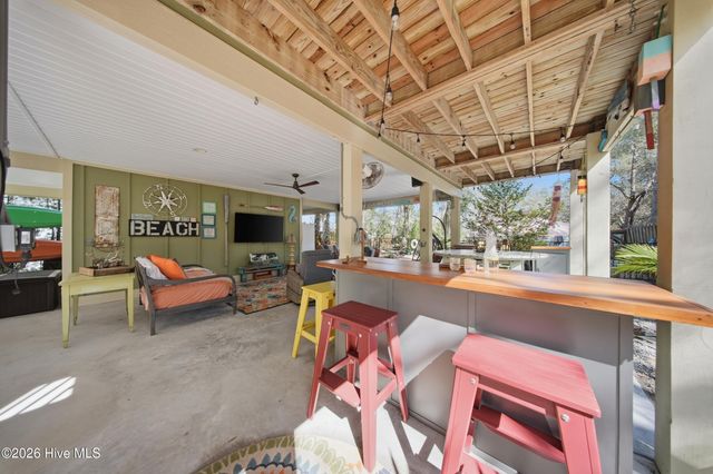 332 NE 40th Street, Oak Island, NC 28465