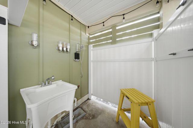 332 NE 40th Street, Oak Island, NC 28465