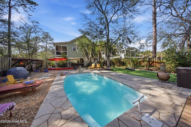 332 NE 40th Street, Oak Island, NC 28465