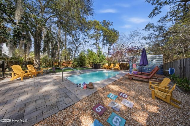 332 NE 40th Street, Oak Island, NC 28465