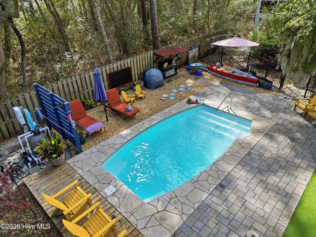 332 NE 40th Street, Oak Island, NC 28465