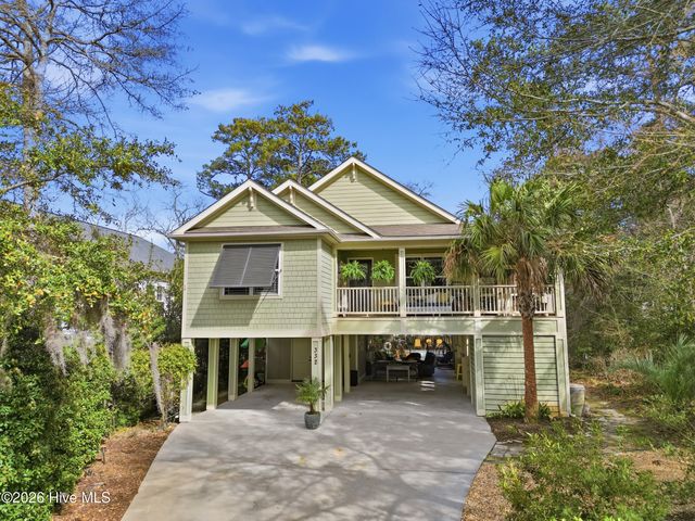 332 NE 40th Street, Oak Island, NC 28465
