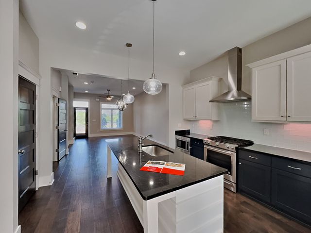 6813 Charlotte Pike Apt 11, Nashville, TN 37209