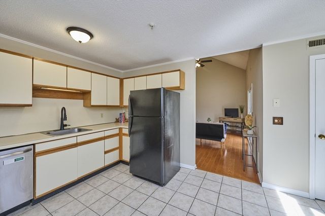 124 Tennis Plaza Rd 42, Dracut, MA 01826