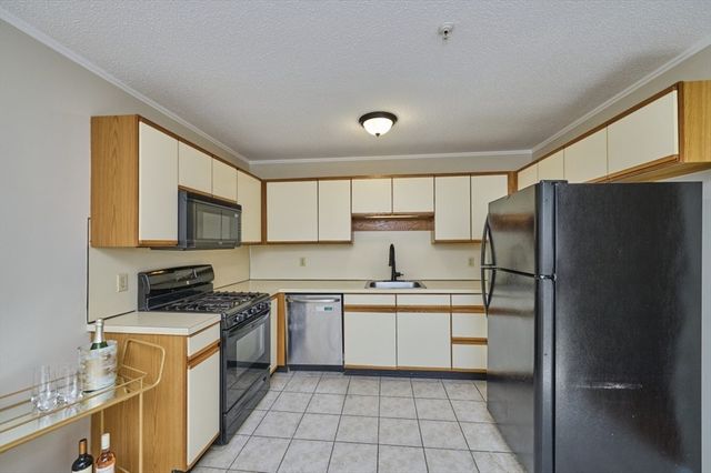 124 Tennis Plaza Rd 42, Dracut, MA 01826