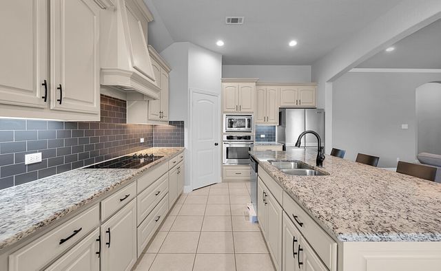 1085 Hesselridge Drive, Hewitt, TX 76643