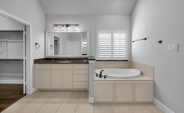 1085 Hesselridge Drive, Hewitt, TX 76643