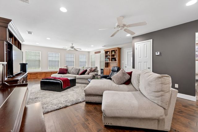 102 Royal Oaks Drive, Greenville, TX 75402