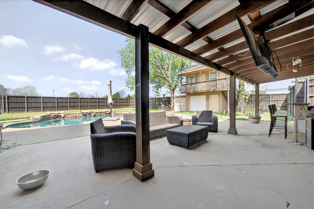 102 Royal Oaks Drive, Greenville, TX 75402