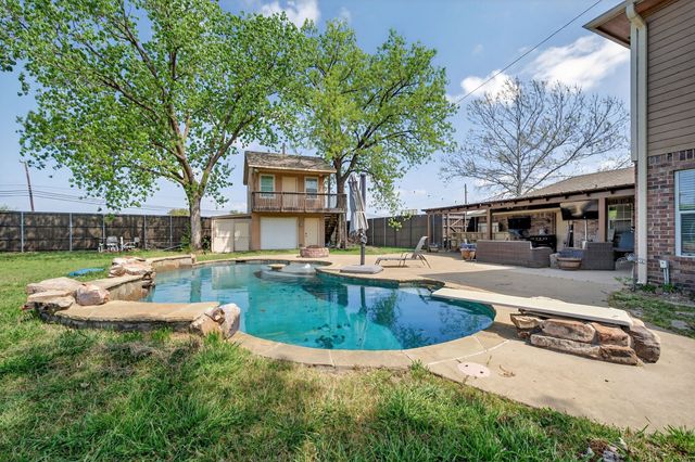102 Royal Oaks Drive, Greenville, TX 75402