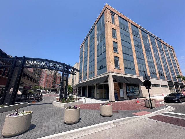 40 DuPage Court 203, Elgin, IL 60120