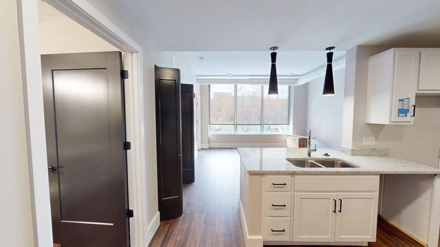 40 DuPage Court 203, Elgin, IL 60120
