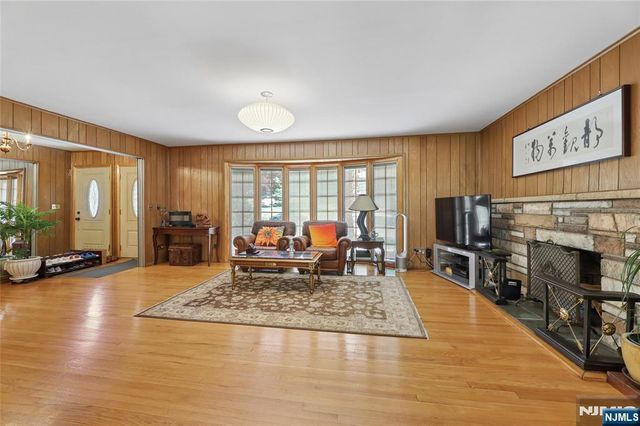 12 Beverly Road, Englewood Cliffs, NJ 07632