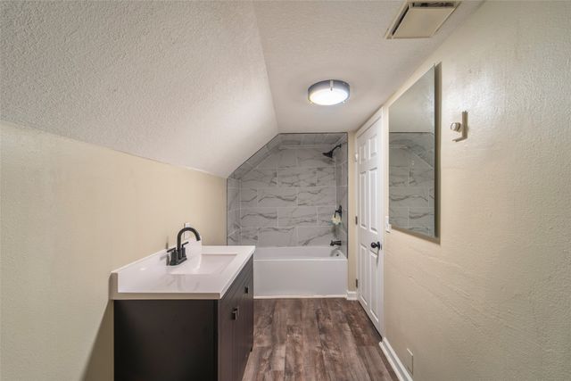 2336 E 13th Street, Des Moines, IA 50316