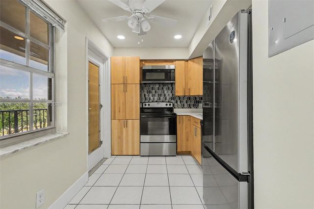 3250 N Palm Aire Dr 406, Pompano Beach, FL 33069