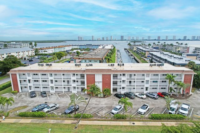 236 Castlewood Drive 305, North Palm Beach, FL 33408