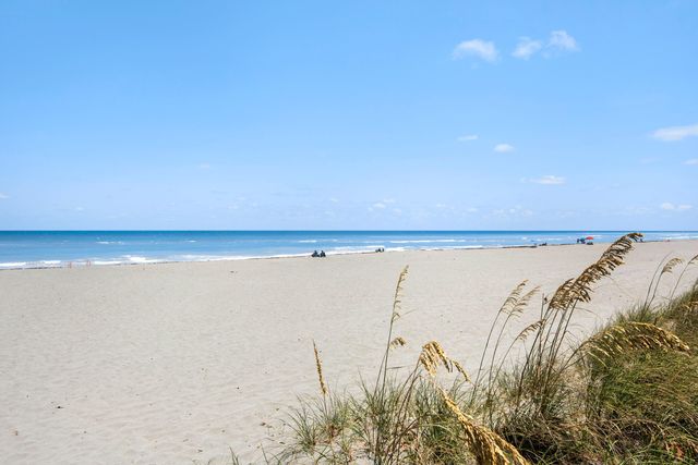 236 Castlewood Drive 305, North Palm Beach, FL 33408