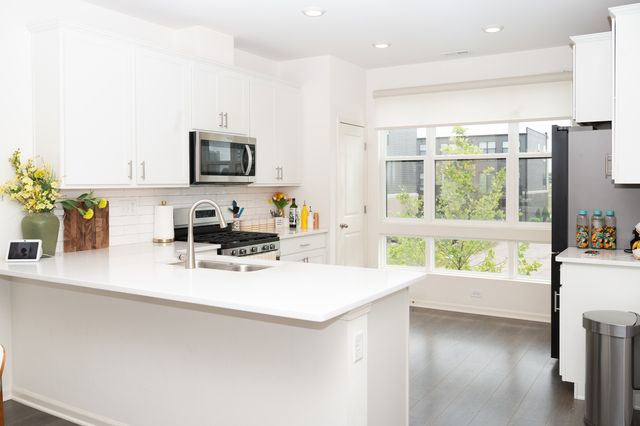 2204 Venture Drive 2204, Schaumburg, IL 60173