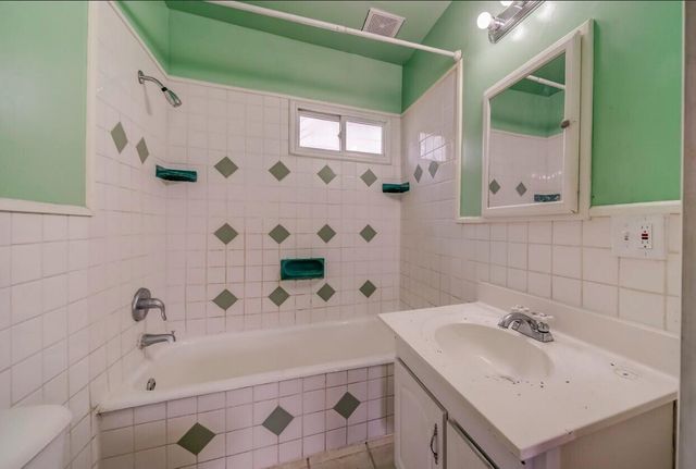 27 E Milton 2, Hazel Park, MI 48030